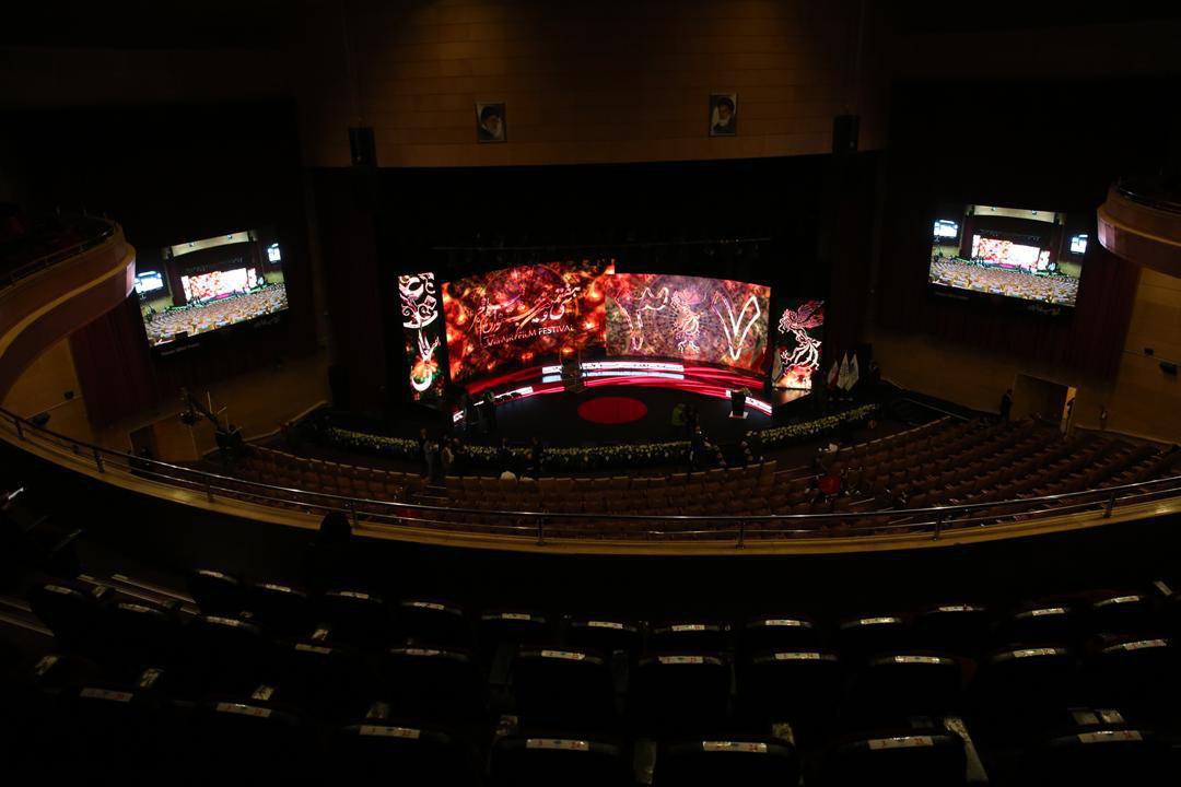 حضور علی نصیریان، جمشید مشایخی،  پوران درخشنده و نرگس آبیار در مراسم اختتامیه جشنواره فیلم سی و هفتم