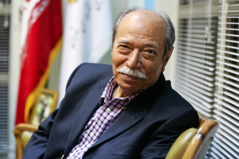 علی نصیریان به تماشای «مسخره باز» نشست