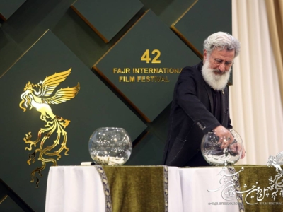 آیین قرعه‌کشی برنامه نمایش فیلم‌ها در خانه جشنواره فجر ۴۲ برگزار شد