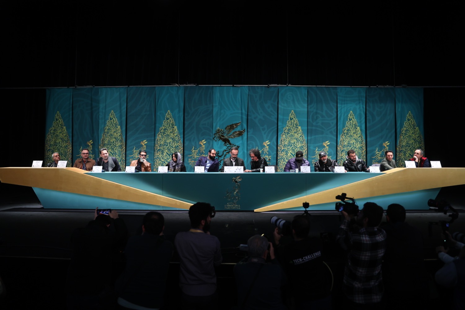 نشست «آبی روشن» برگزار شد/ فیلمسازان باید با مضمون فیلم صادق باشند